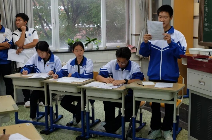 辩AI影响  论文明未来 ——高一年级“新声杯”辩论赛初赛精彩开辩