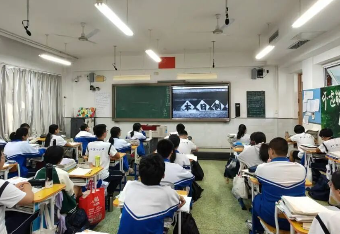 红耀领航筑新篇 青春向党谱华章 ——北京十二中高二年级“同上一堂思政课”活动纪实